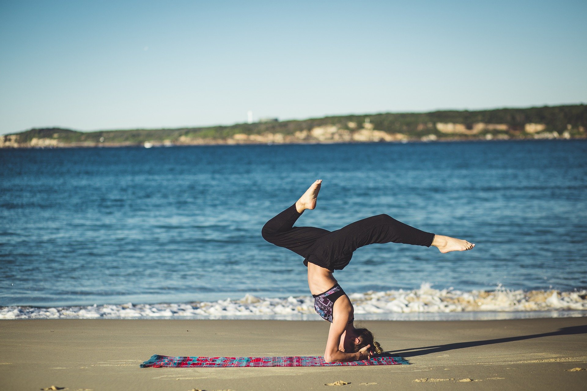 Asana Sobre la cabeza, el pino, yoga en la playa